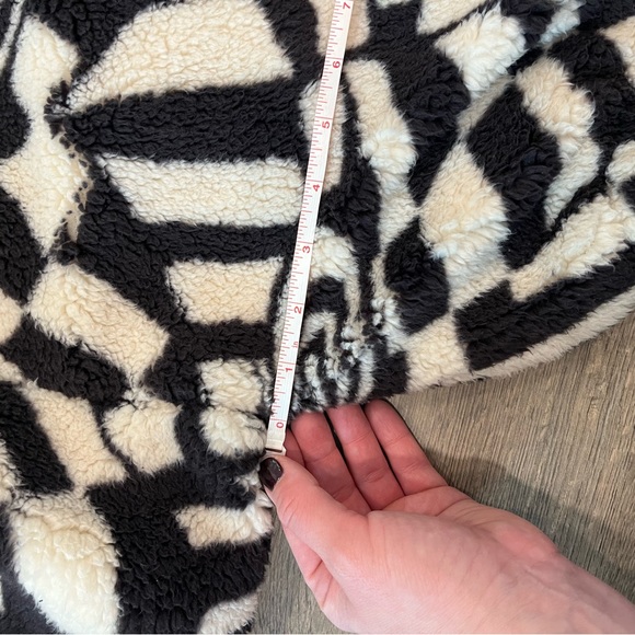 Urban Outfitters Black and White Teddy Jacket - Picture 16 of 16